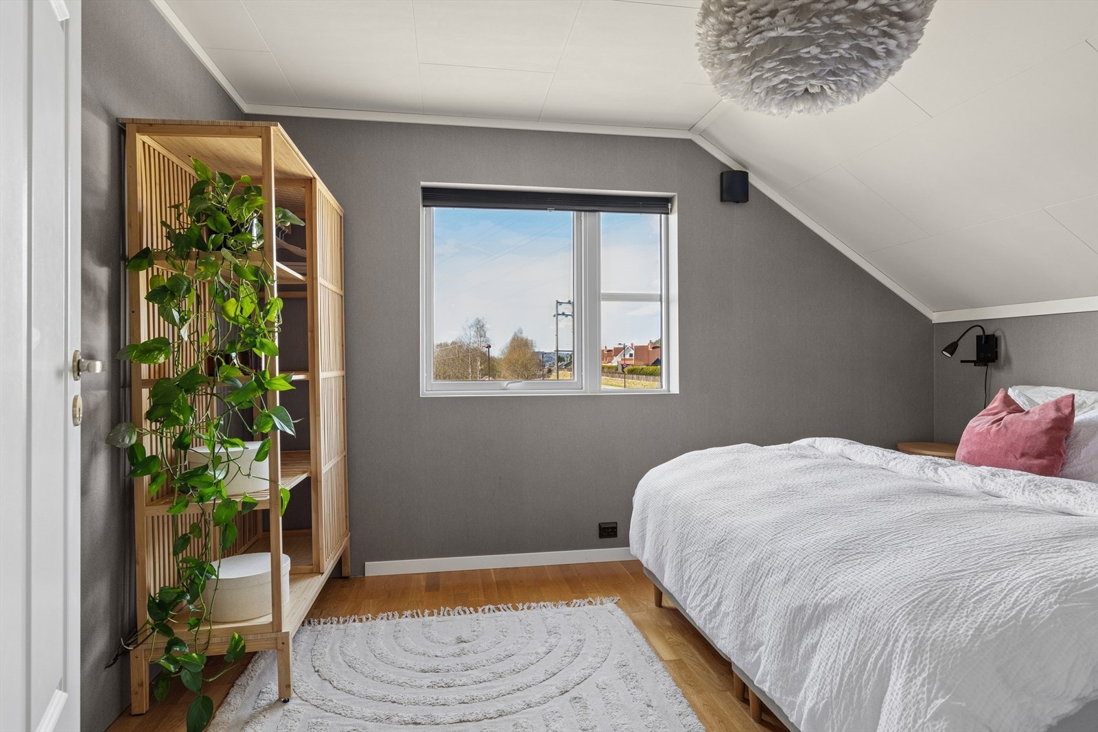 Vinduet slipper inn rikelig med lys og gir utsyn over nærområdet. Galleribilde