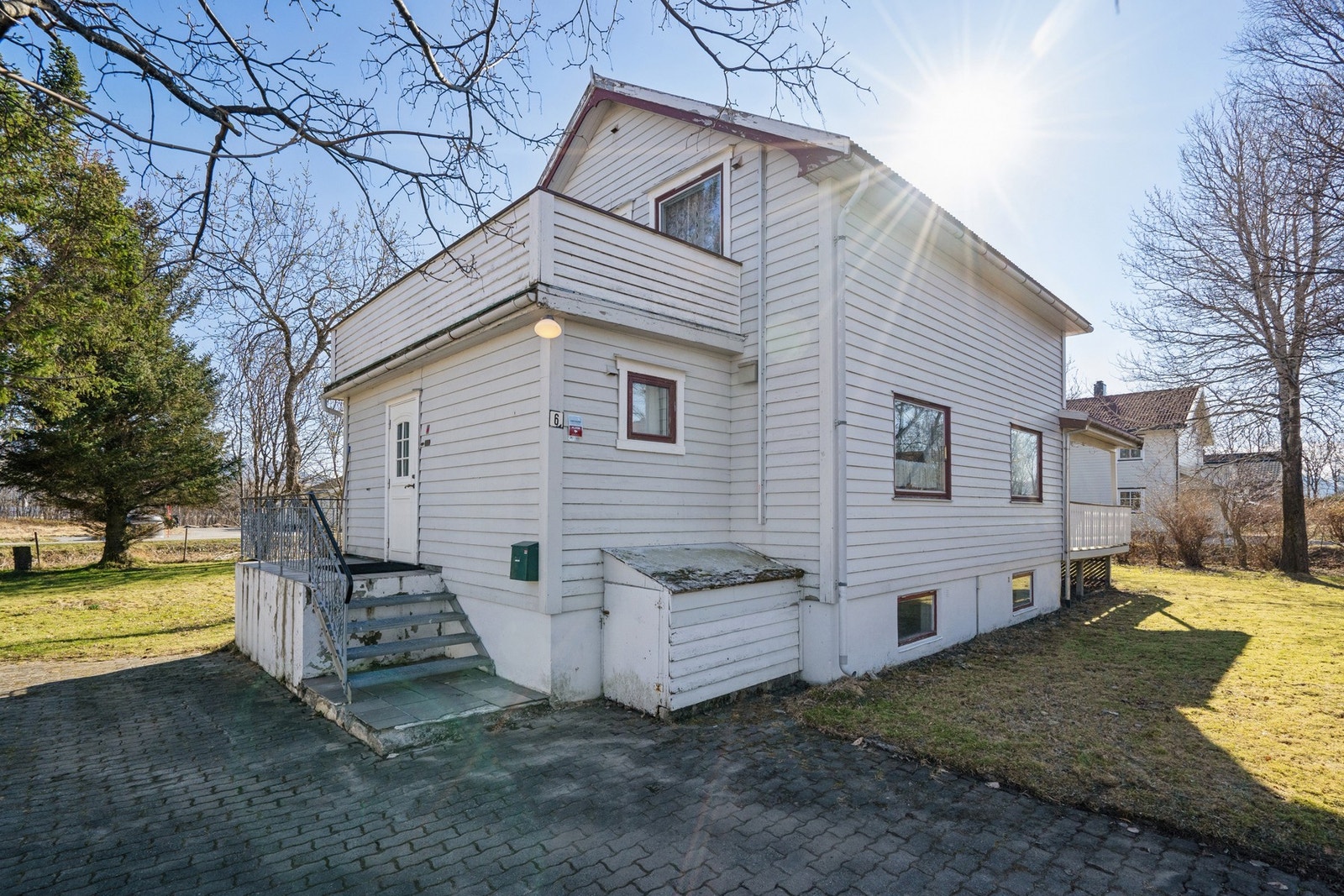 Brosteinslagt gårdsplass. Galleribilde