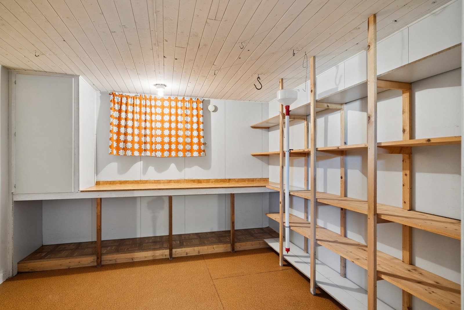 Bod med praktisk hyllesystem. Galleribilde