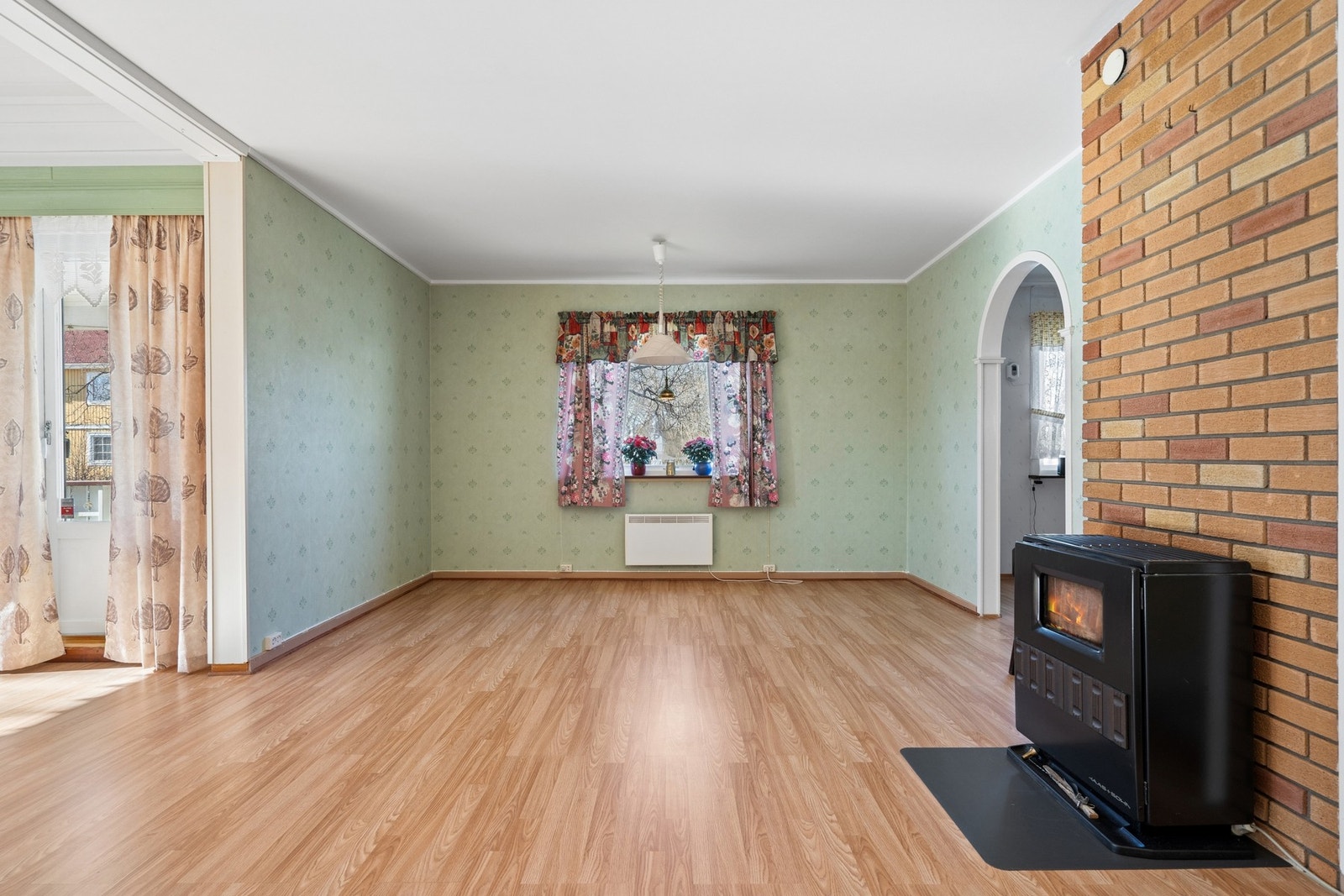 Romslig stue med vedfyring. Galleribilde