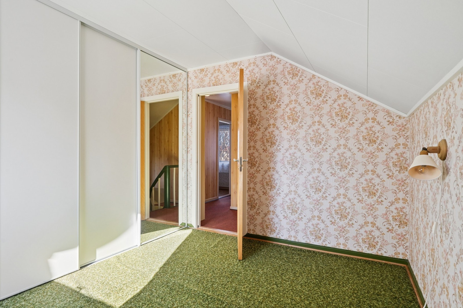 Soverom med skyvedørsgarderobe. Galleribilde