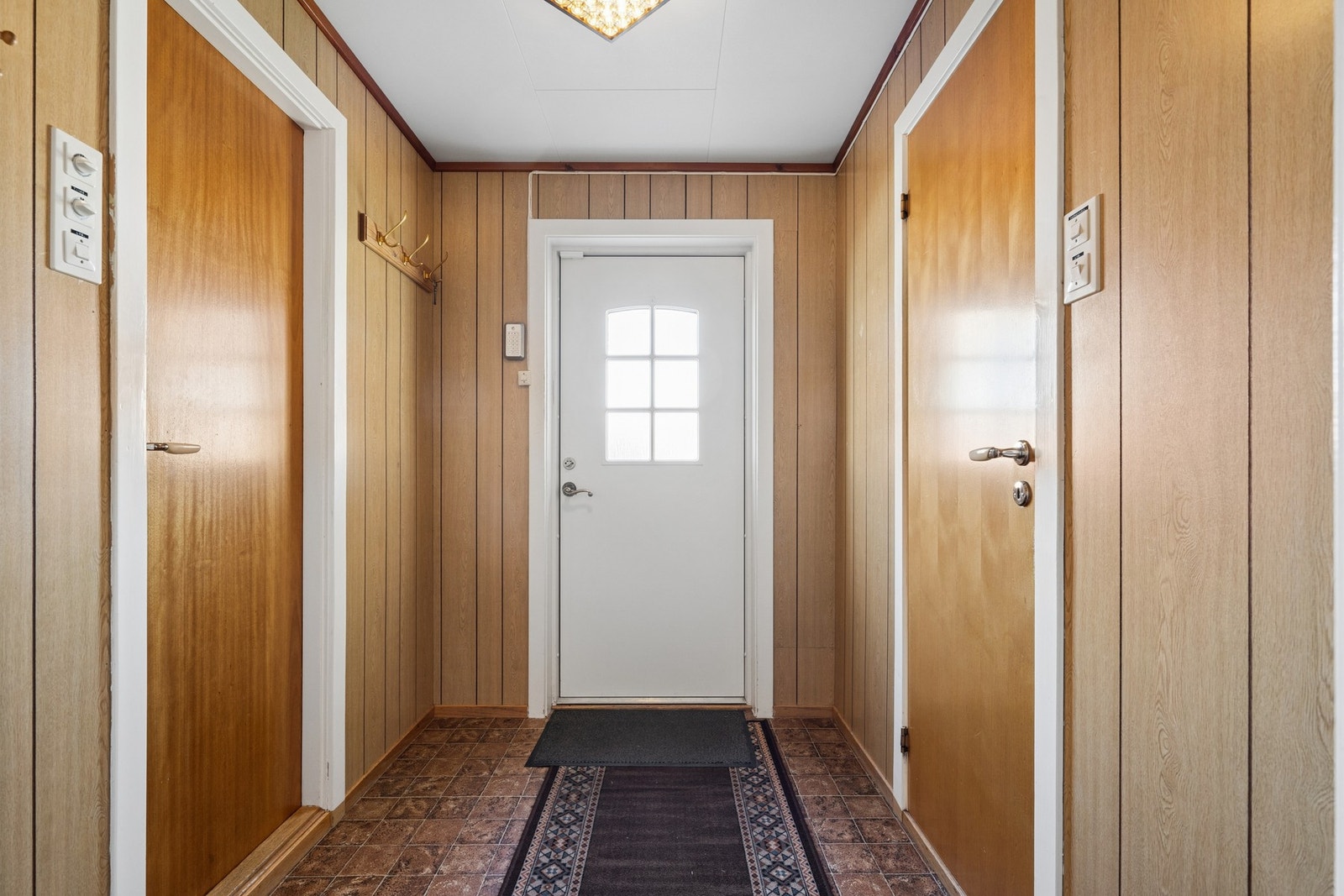 Entré med bad og vaskerom på hver side av gangen. Galleribilde