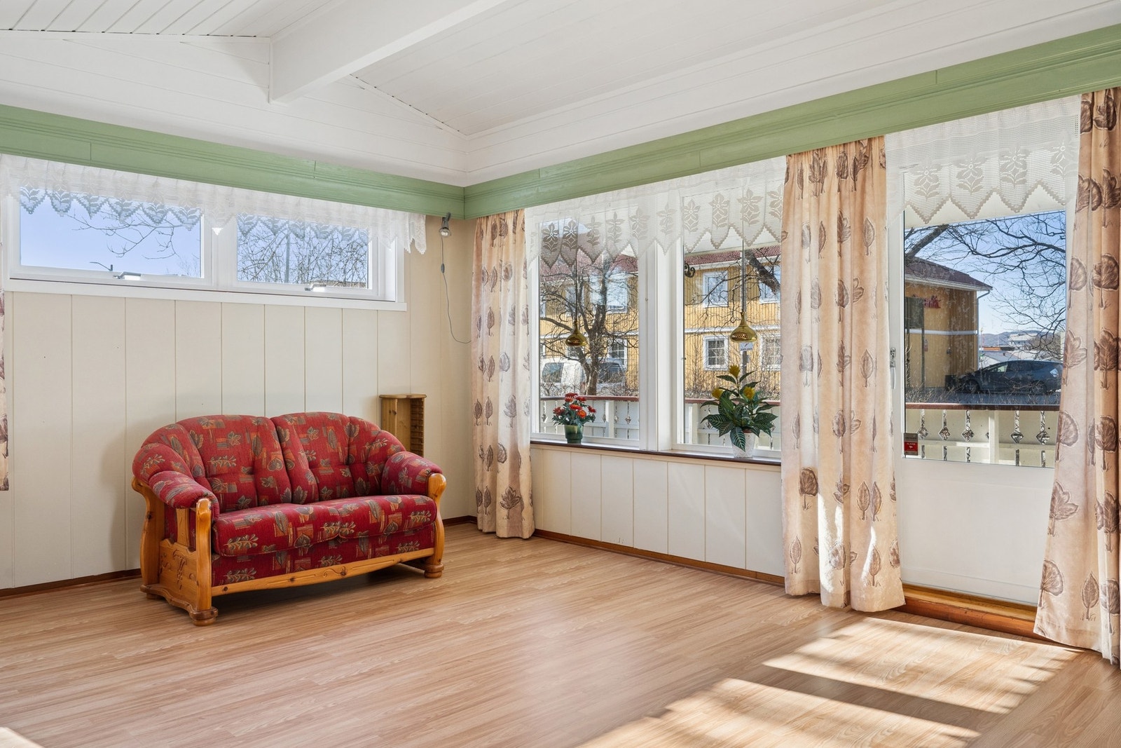 Fra stuen er det utgang til veranda. Galleribilde