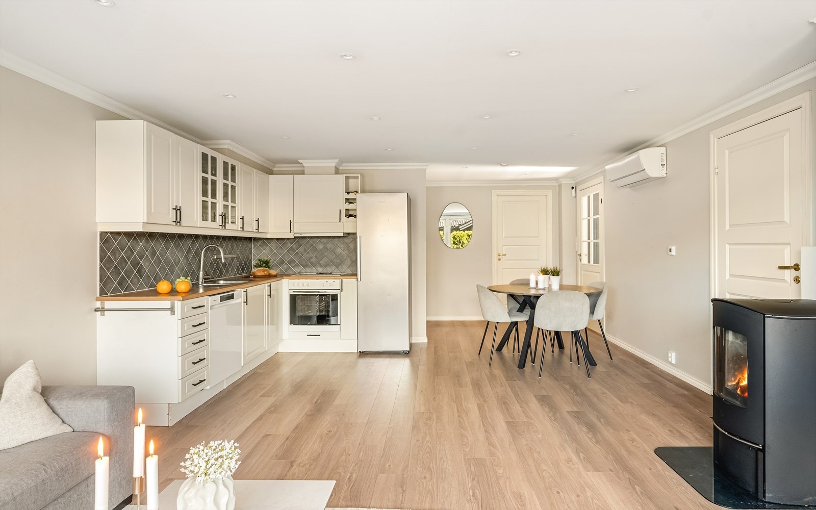 Planløsningen gjør det mulig å innrede med spisebord i stuen. Galleribilde
