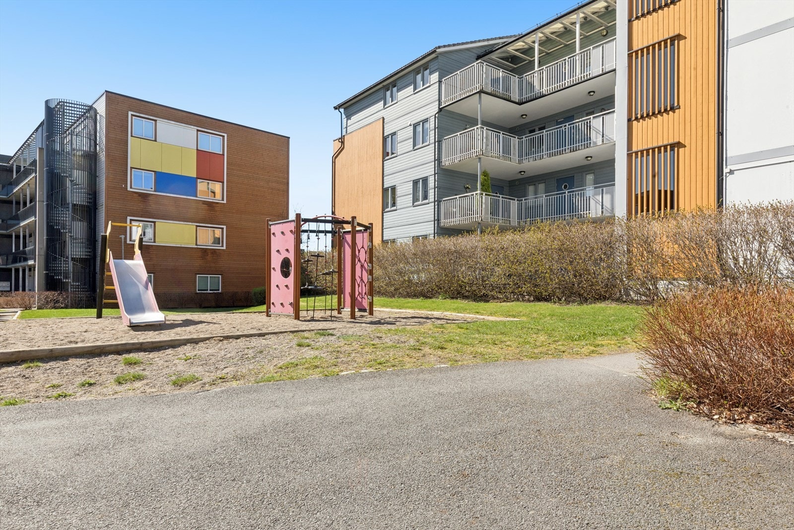 Sameiets eide tomt er pent opparbeidet med grøntarealer mellom bebyggelsen, samt at fellesområdene har asfalterte gangveier, gressplen og lekeplass. Galleribilde