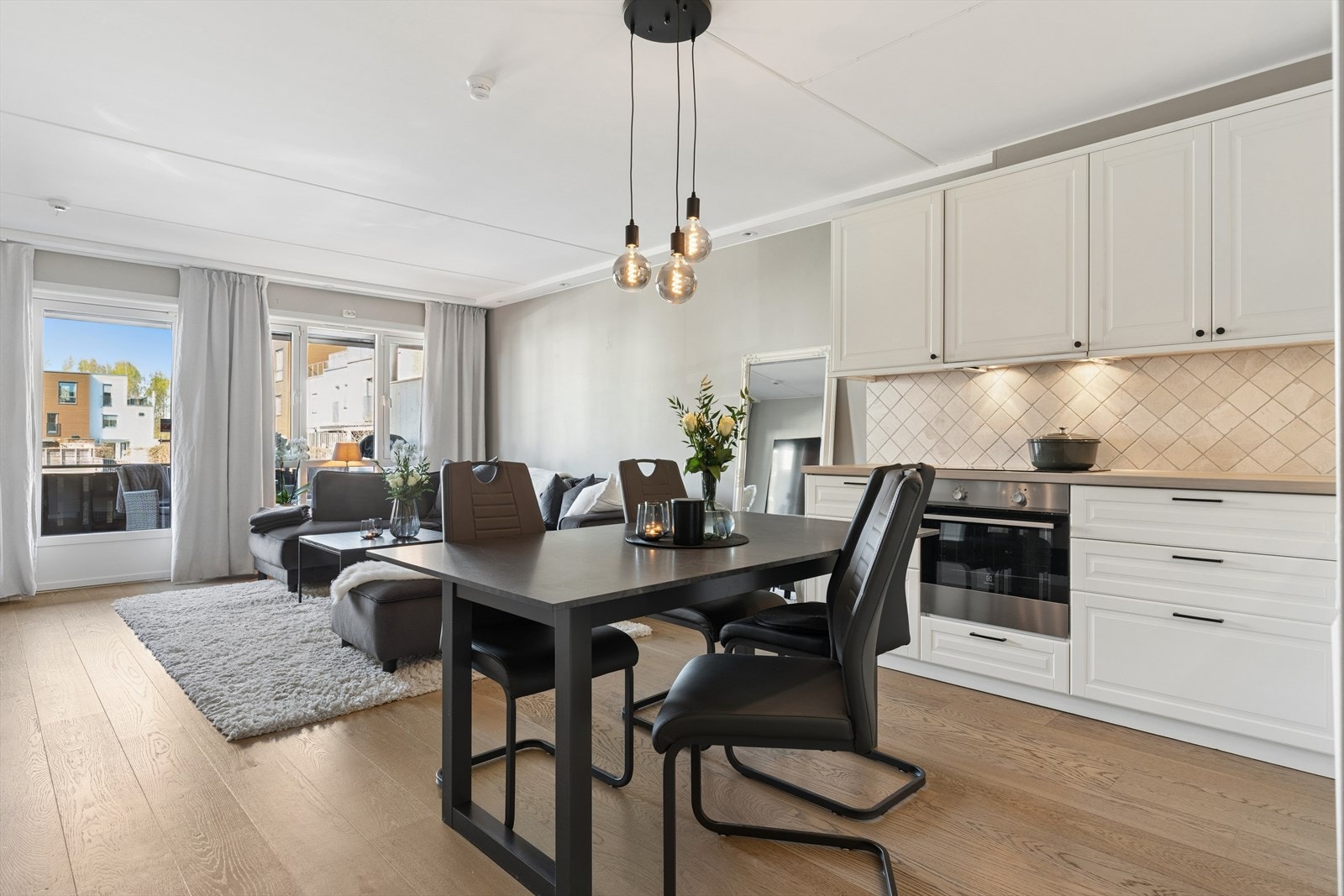 Stuen har plass til flere møbleringsmuligheter for å skape den stuen du selv ønsker. Galleribilde