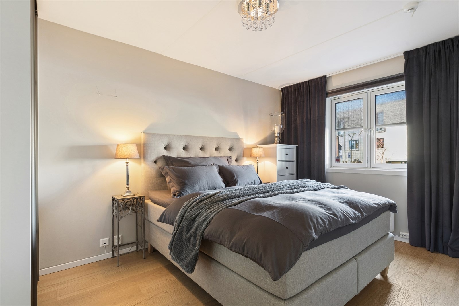Videre byr leiligheten på tre gode soverom. Galleribilde