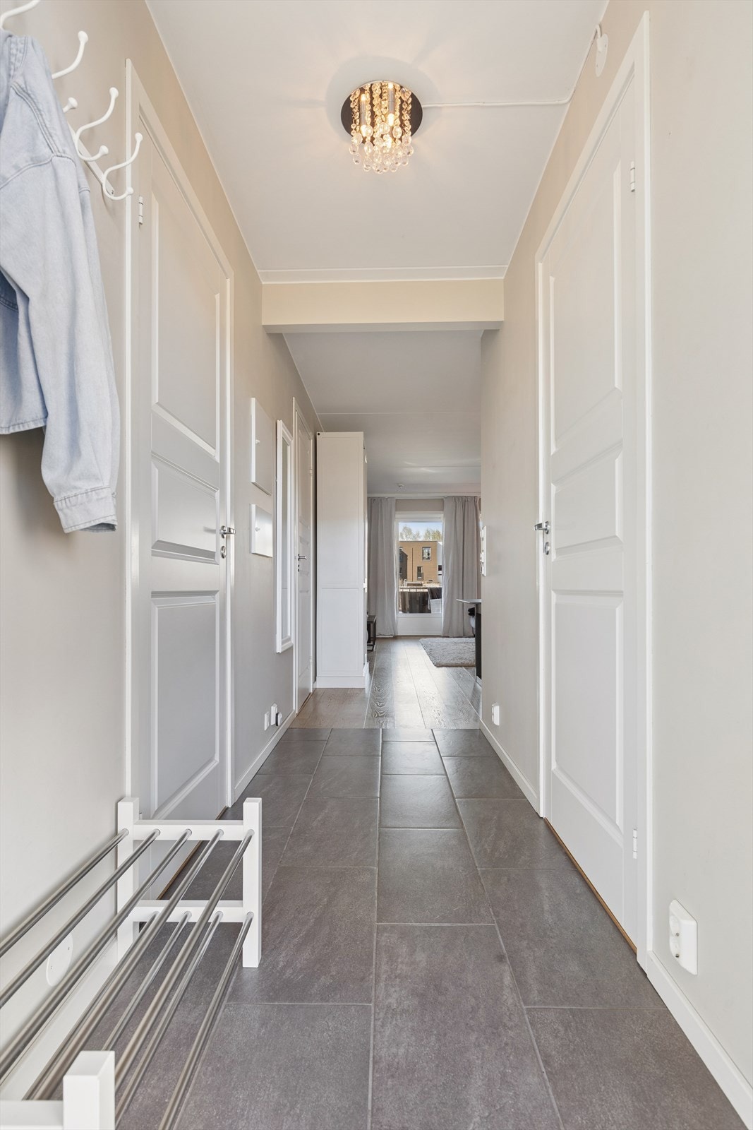 Her ønskes du velkommen inn i en flislagt entré med god plass til å oppbevare ytterklær og sko. Galleribilde