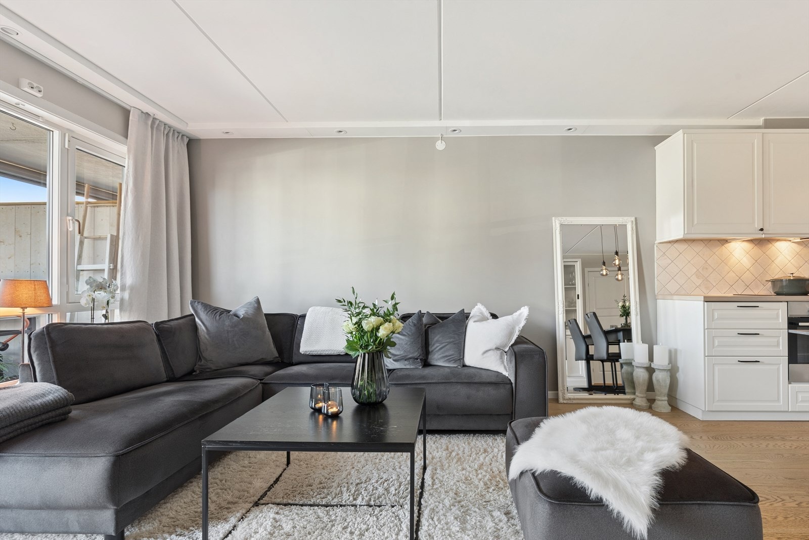 Rommet er enkelt å møblere med plass til en romslig sofagruppe. Galleribilde
