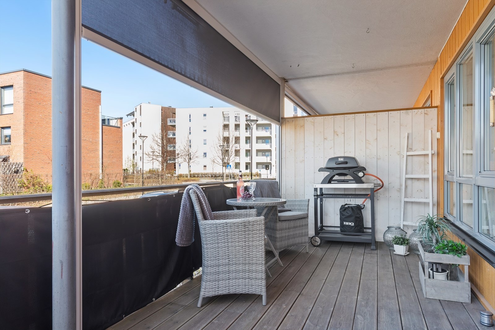 Den romslige terrassen på 17 m² fungerer som en forlengelse av stuen på varme dager. Galleribilde