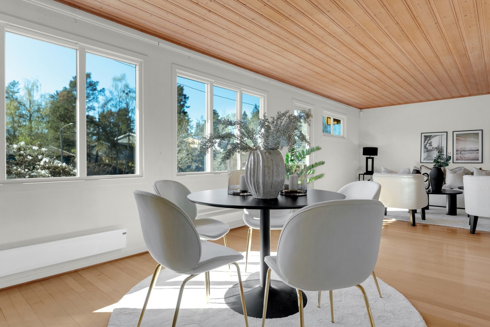 Stue med parkett på gulv Galleribilde