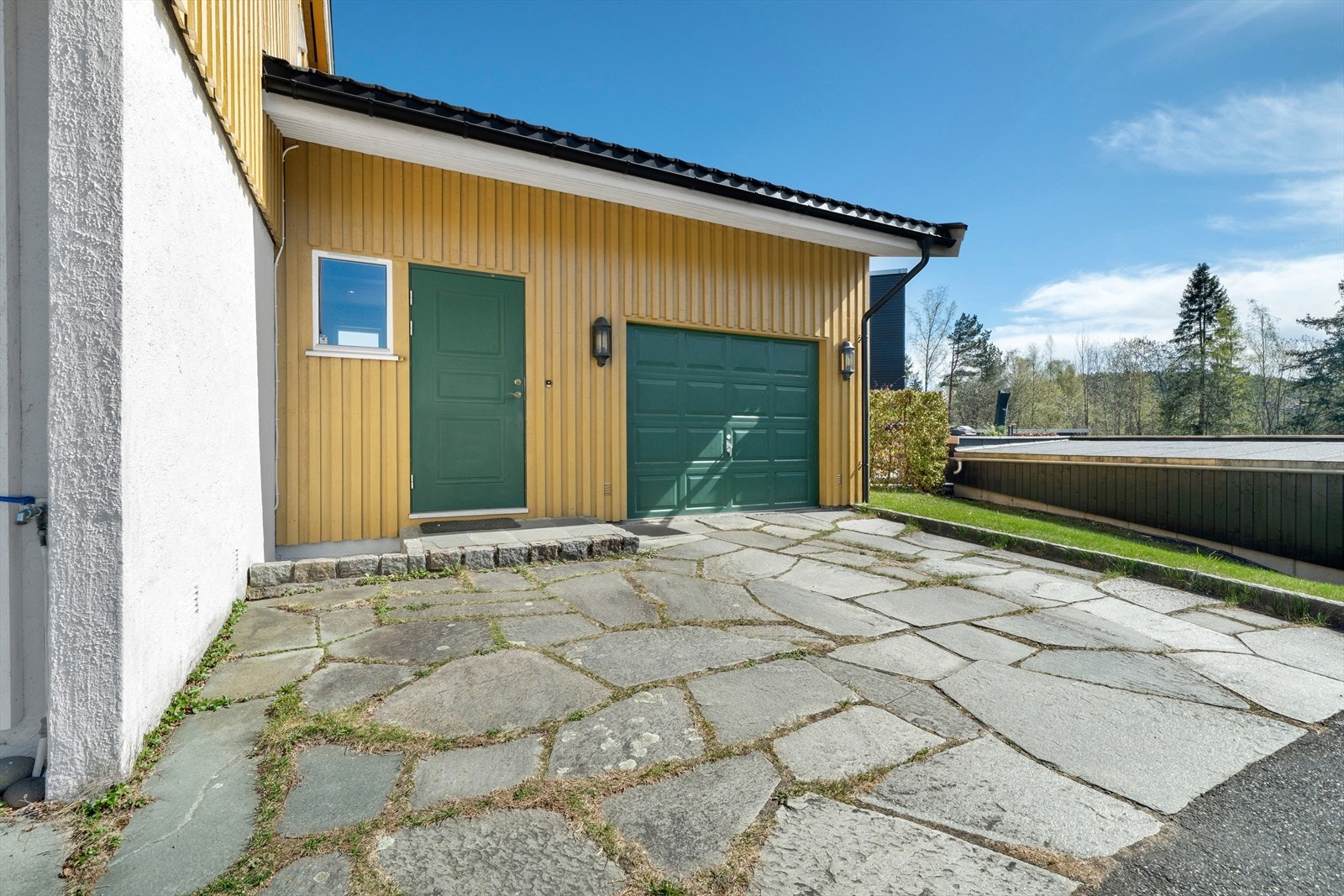 Inngangspart og garasjen Galleribilde