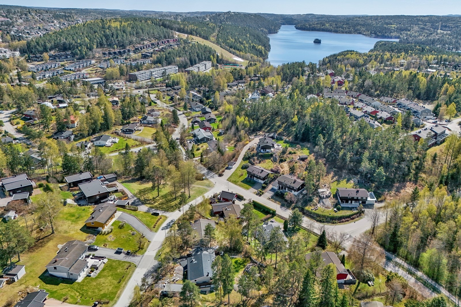 Her ser du Gjersjøen og Ingierkollen slalåmbakke Galleribilde