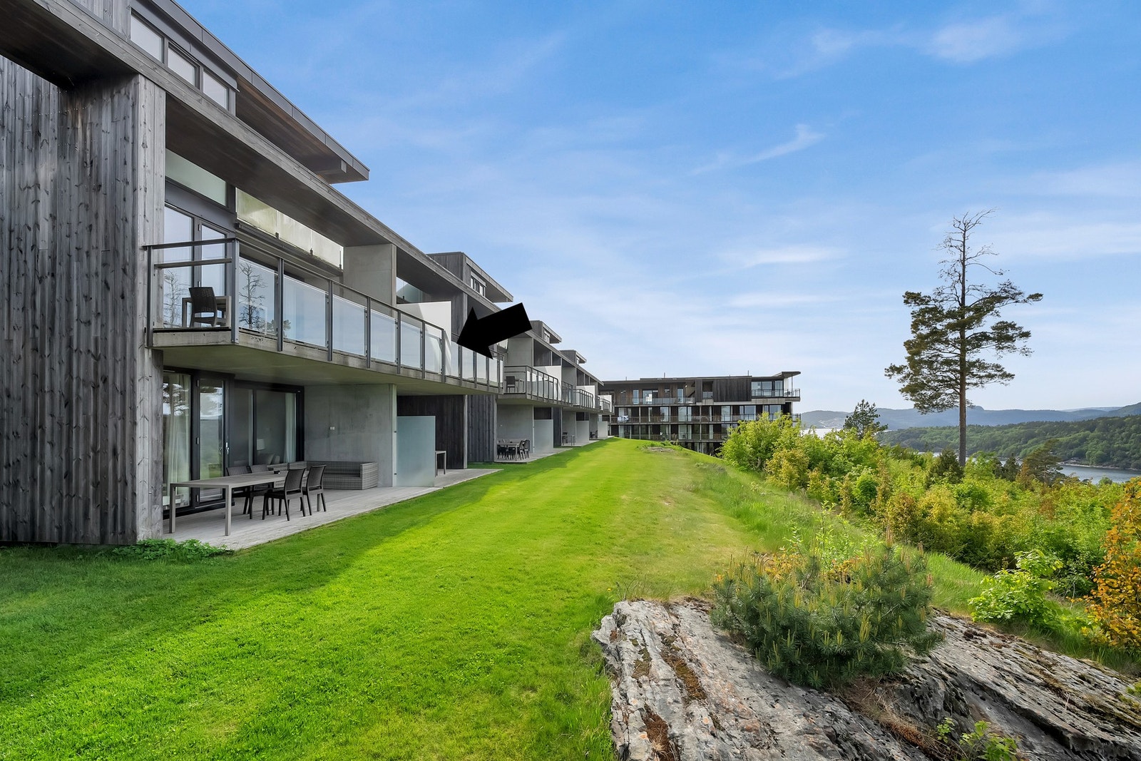 En romslig og attraktiv fritidsleilighet på ca. 77 kvm, med førsteklasses beliggenhet i første rekke på populære Kragerø Resort. Galleribilde