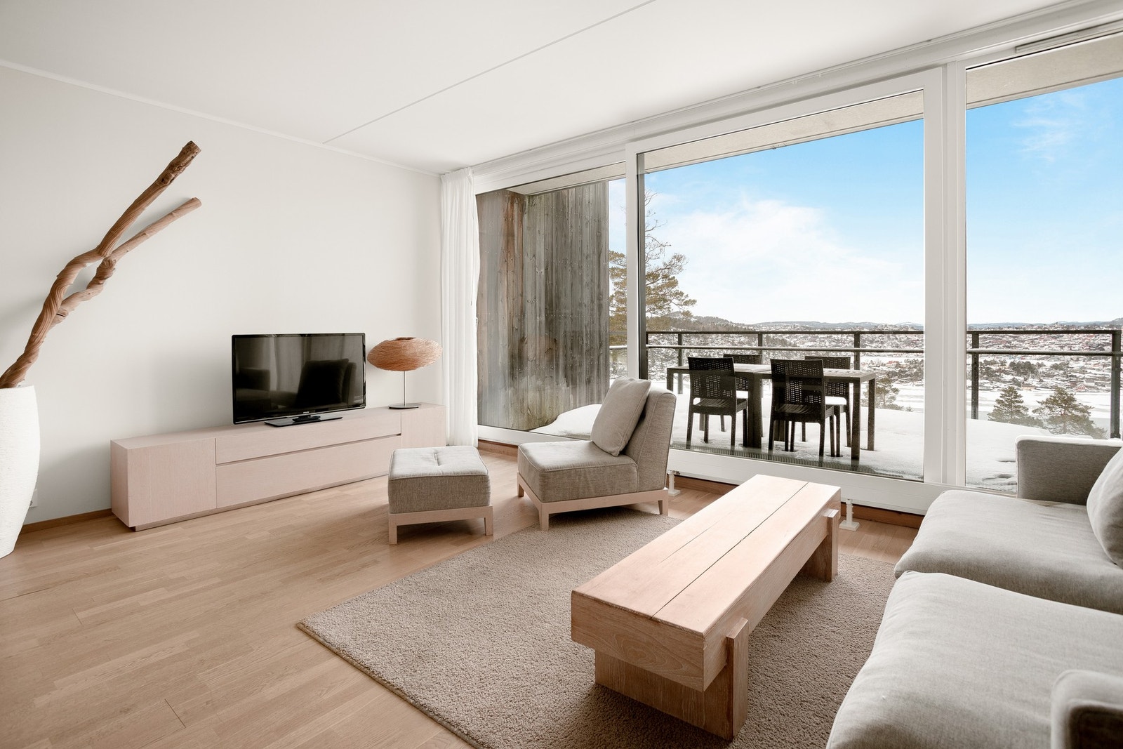 Stua oppleves som lys og innbydende med en åpen og sosial løsning mot kjøkkenet. Galleribilde