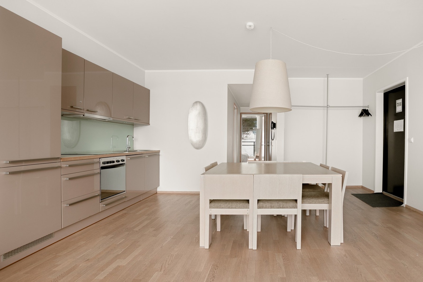 Kjøkkenet fremstår som moderne og stilrent, og er godt tilpasset bruk som fritidsbolig. Galleribilde