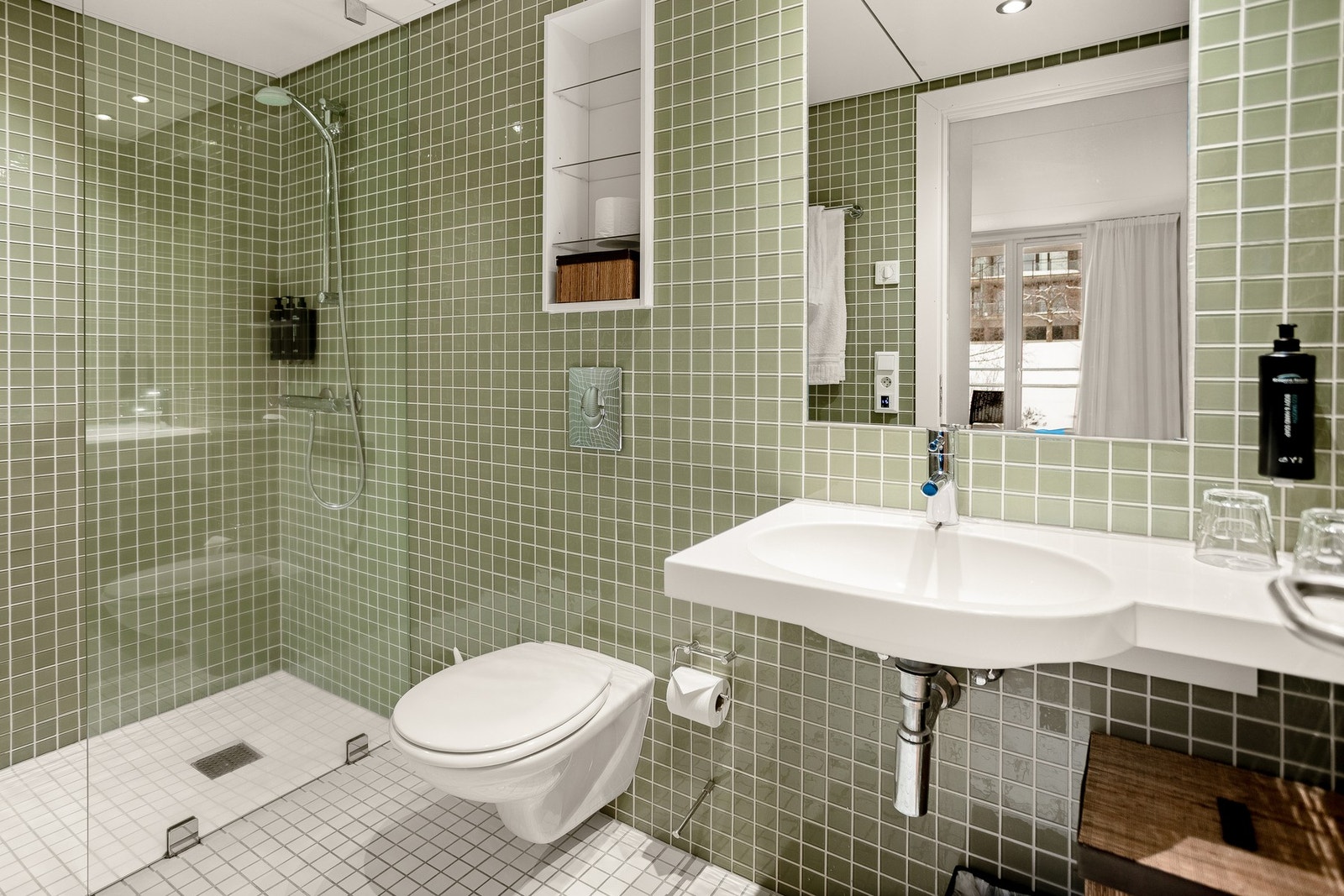 Det andre badet er tilknyttet den delen av leiligheten som kan benyttes som separat utleiedel. Galleribilde