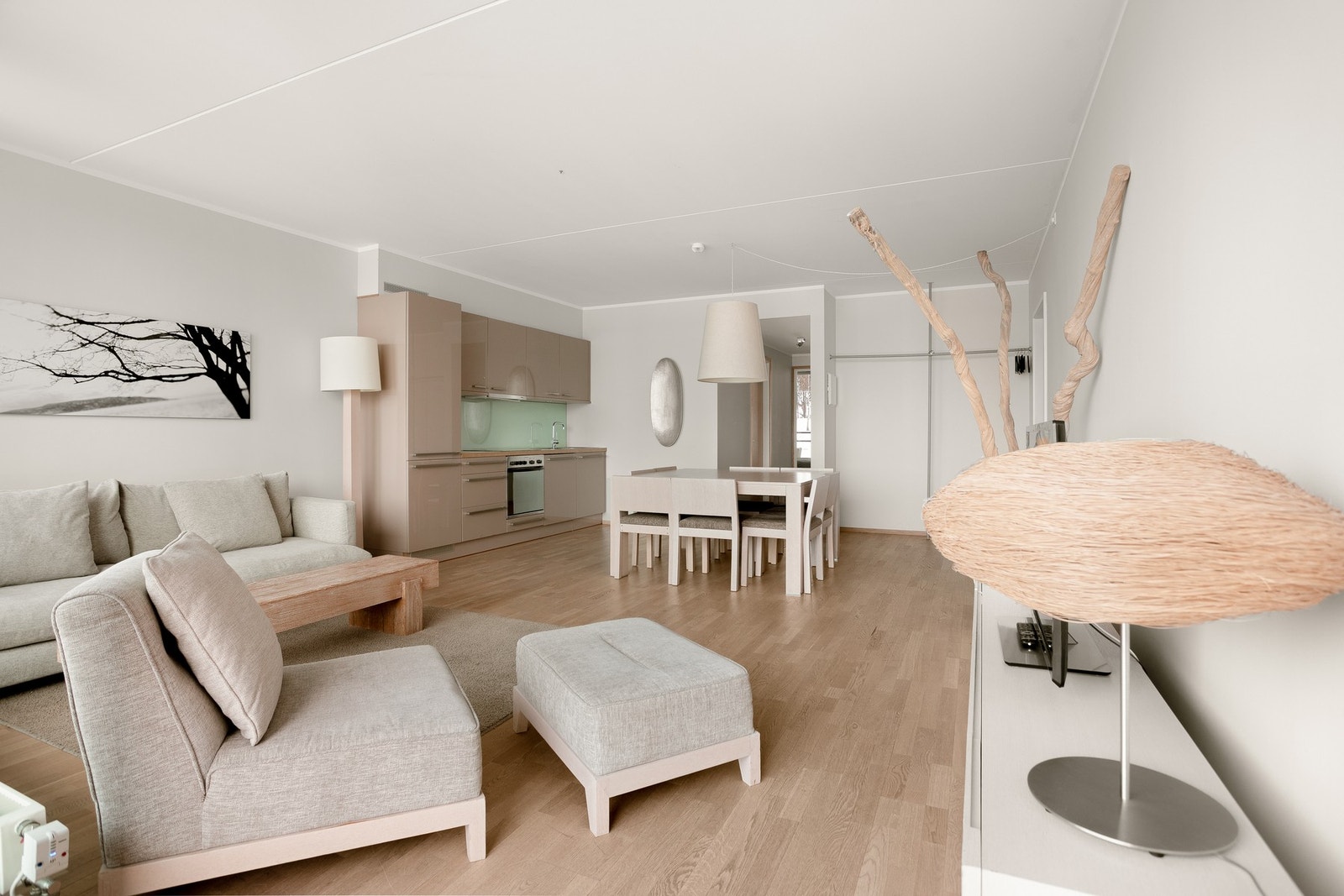 Rommet er gjennomgående og har store panoramavinduer vendt mot sjøen, som gir rikelig med naturlig lys og lar den flotte utsikten bli en naturlig del av rommet. Galleribilde
