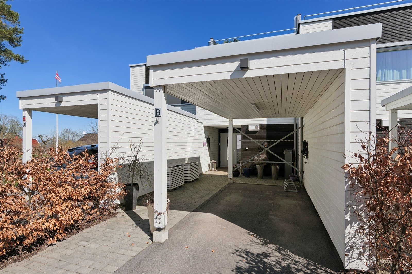 Praktisk carport tilhørende boligen. Her er det plass til 2 biler og det er installert elbillader Galleribilde
