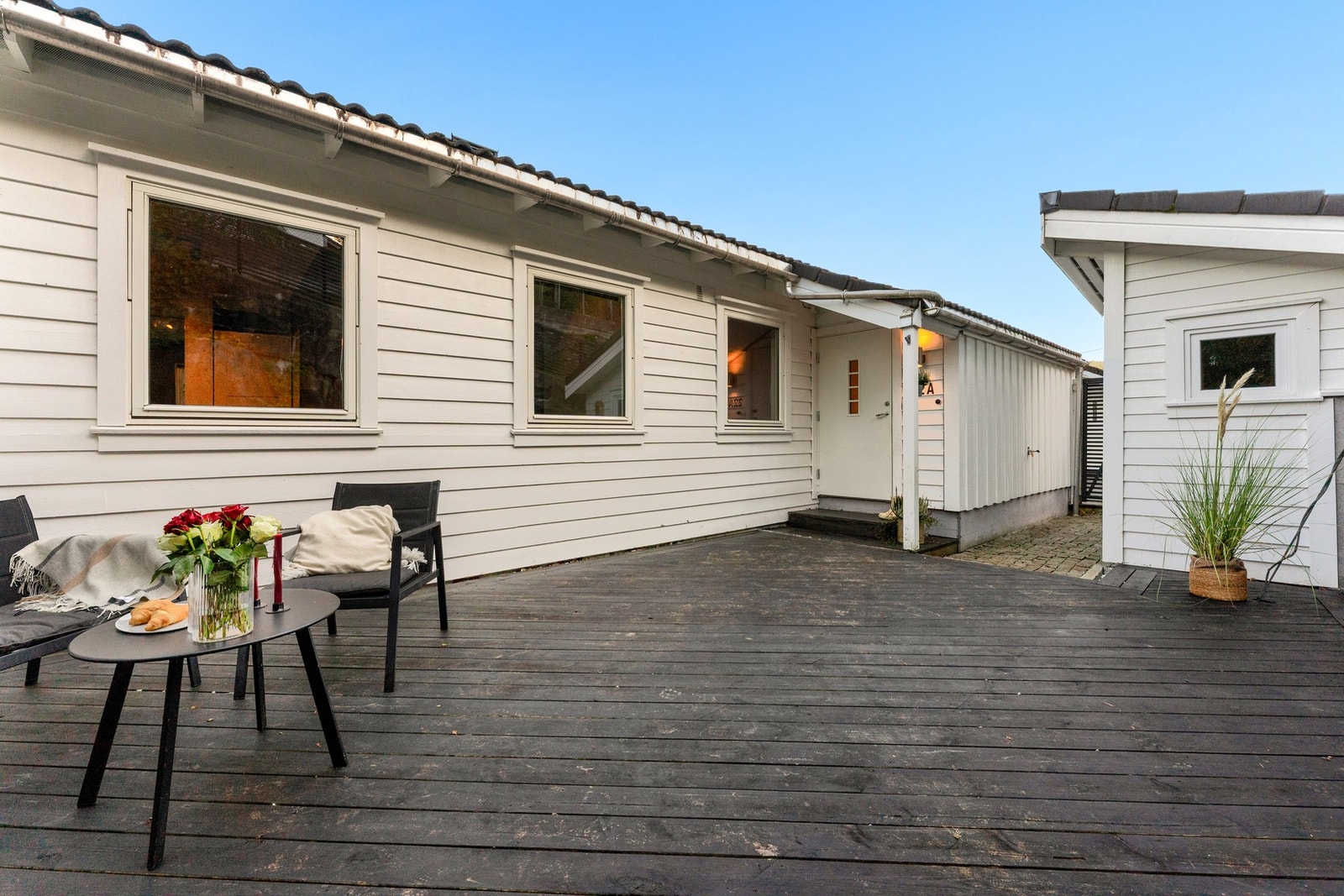 Fra entréen er det utgang til vestvendt terrasse på hele 30 kvm. Galleribilde