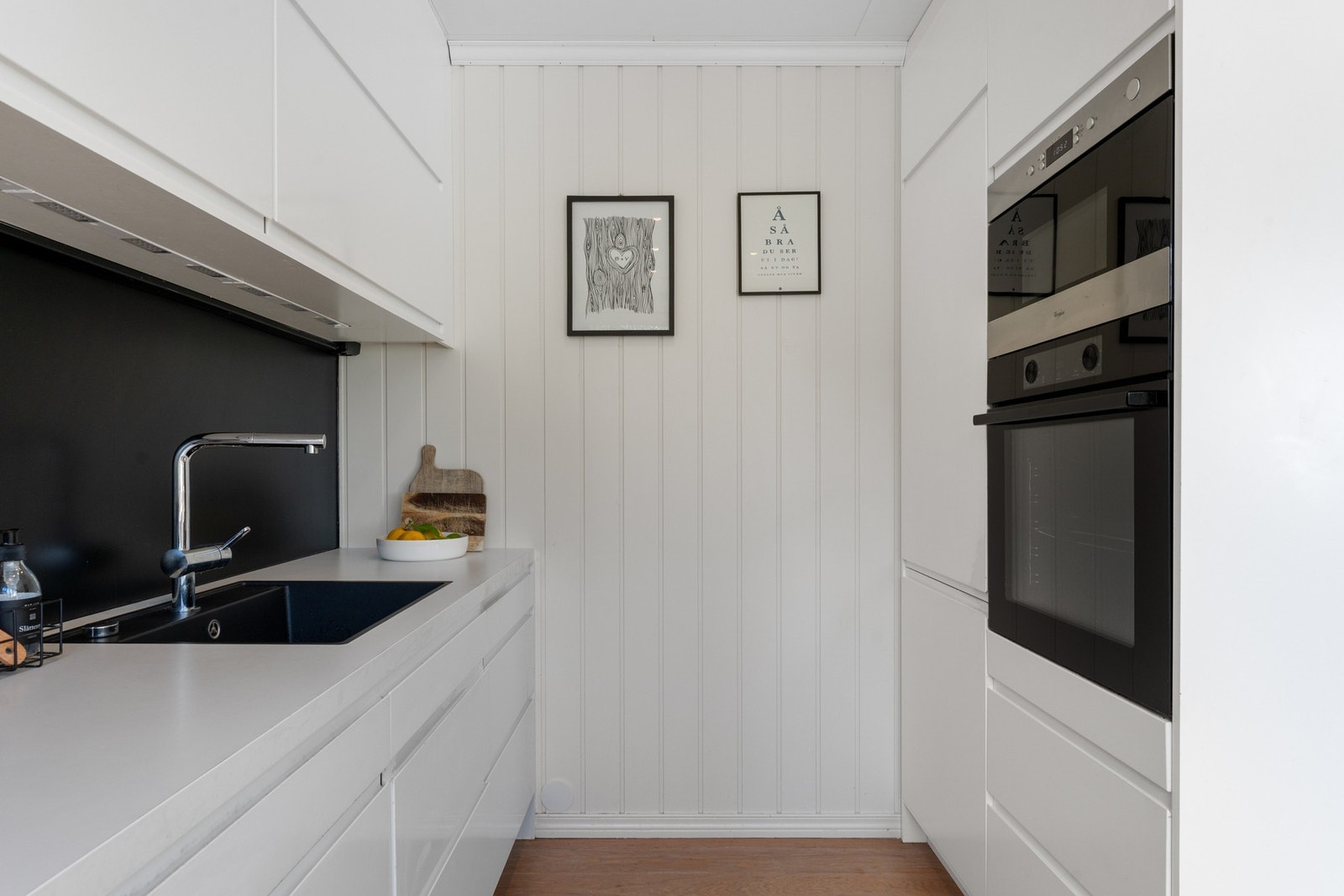 Av integrerte hvitevarer finnes stekeovn, oppvaskmaskin og kjøleskap/frys fra Bosch, platetopp med induksjon fra Electrolux og mikrobølgeovn fra Whirlpool. Galleribilde