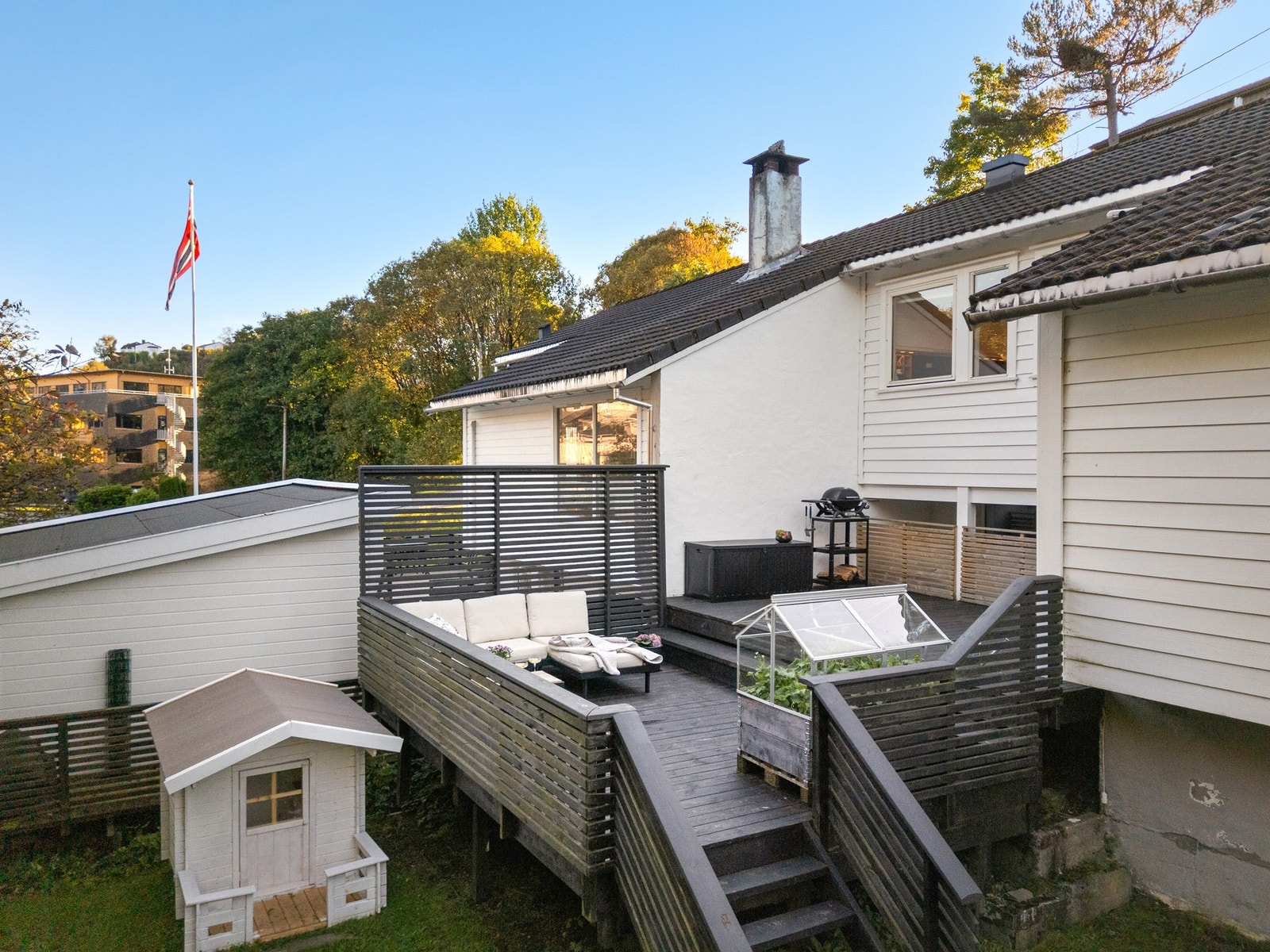 Eiendommen har to store terrasser og egen hage med gode solforhold. Galleribilde