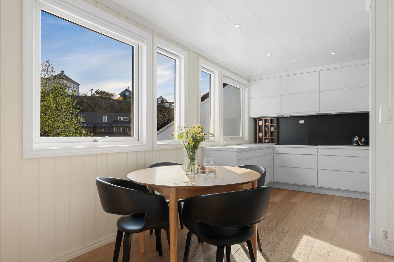 På kjøkkenet er det flott en-stavs parkett på gulv, panel på vegger og takplater med innfelte spotlights i himling. Galleribilde