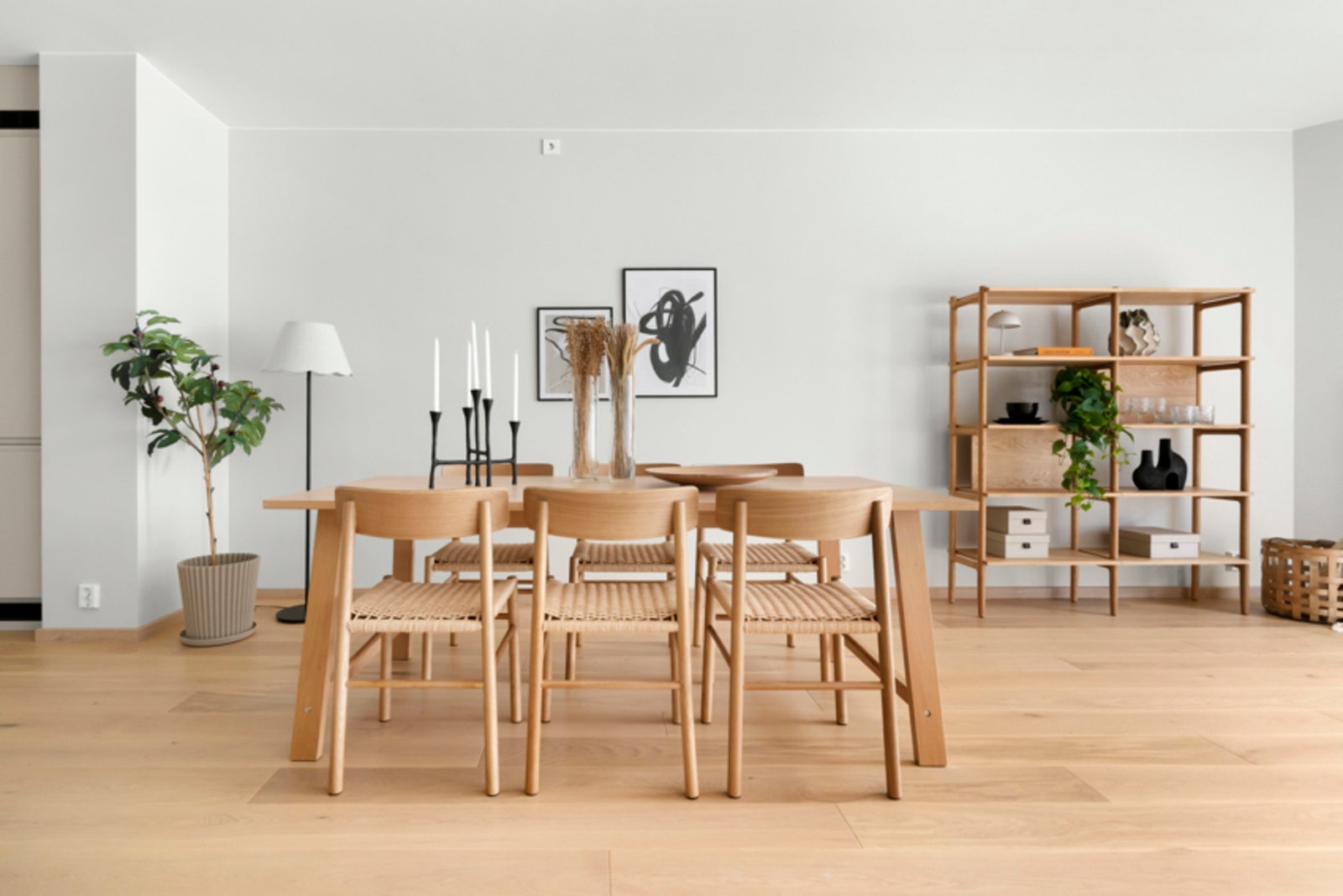 Boligen har fine sosiale soner, gjennomgående mye lys og god planløsning. Galleribilde