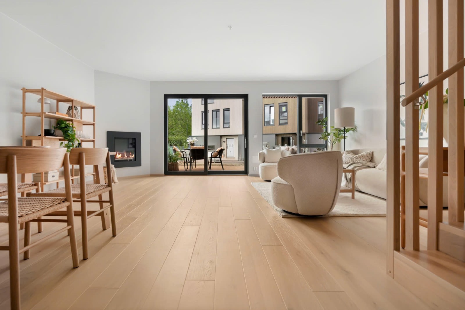Stuen har god plass til både sofagruppe og spisestue. Galleribilde