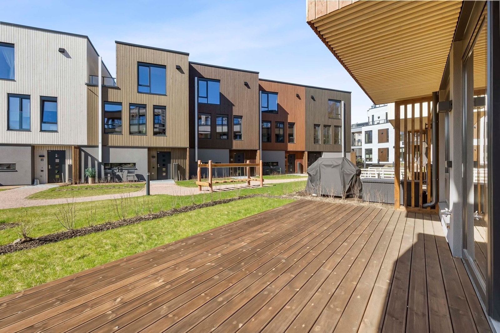 Fra stuen er det utgang til terrasse og hageflekk. Galleribilde