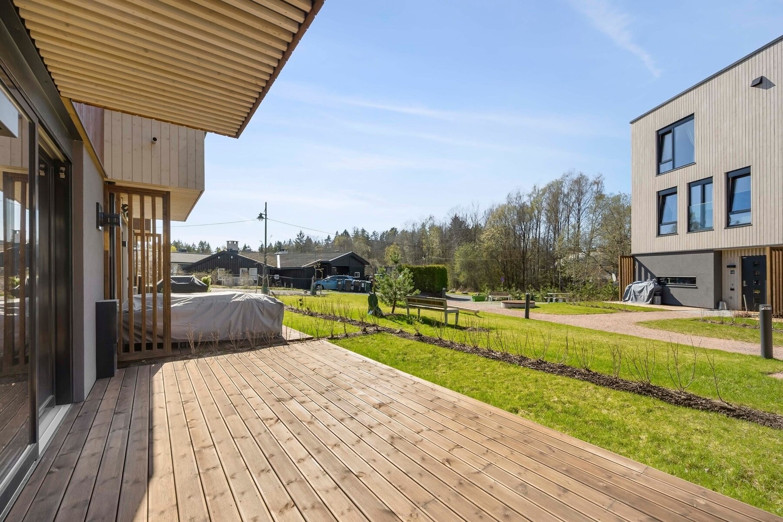 Terrassen er delvis overbygget og har god plass til utemøbler. Galleribilde