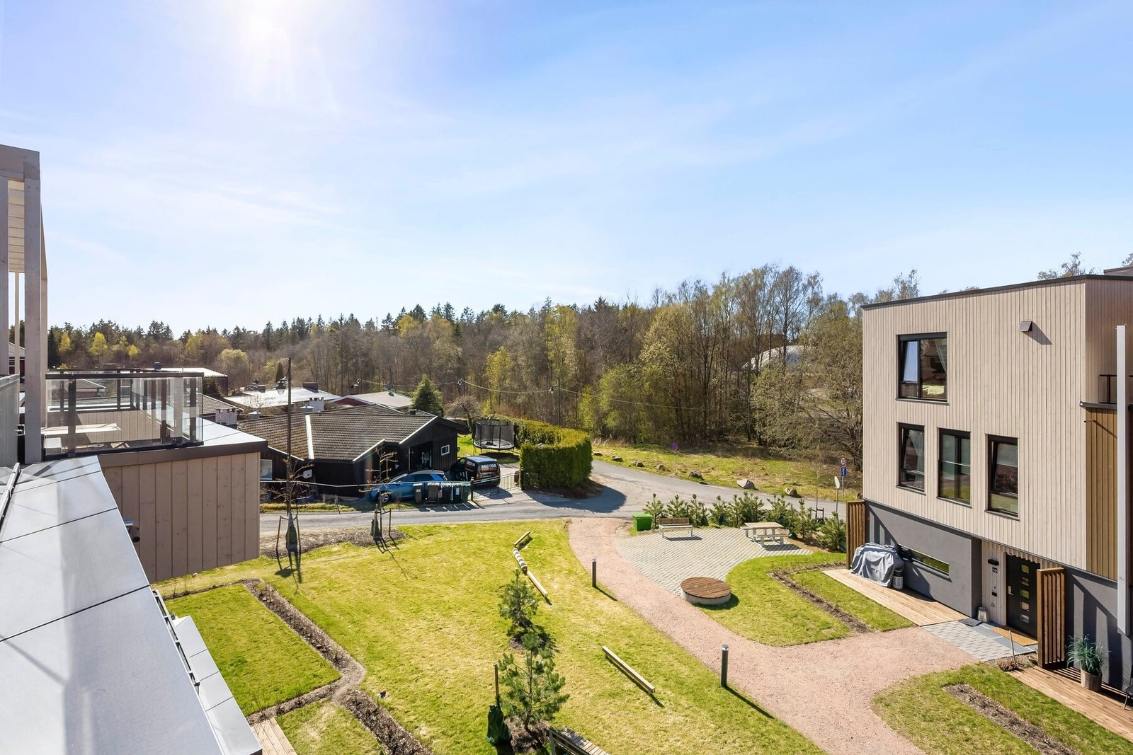 Sameiet har pene fellesarealer i grønne omgivelser. Galleribilde