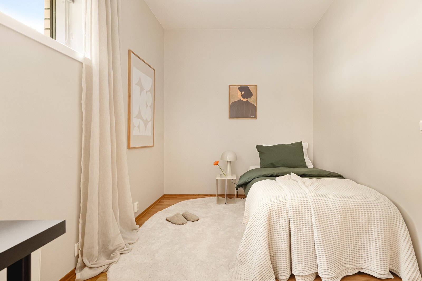 Det er også god størrelse på det andre soverommet, her kan du enkelt innrede med seng, pult og garderobeskap. Galleribilde