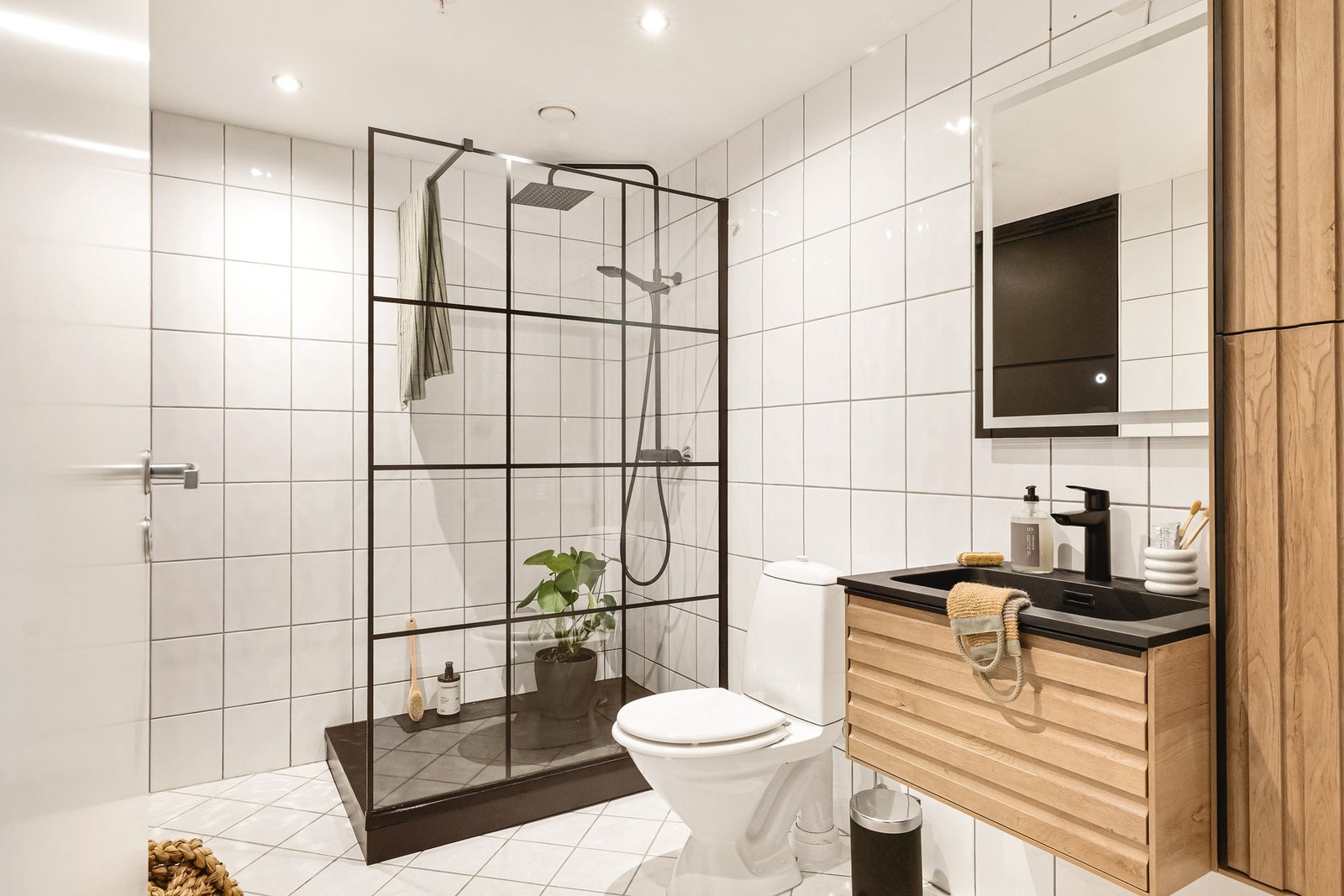 Badet er helfliset med varmekabler i gulv og downlights i himling. Galleribilde