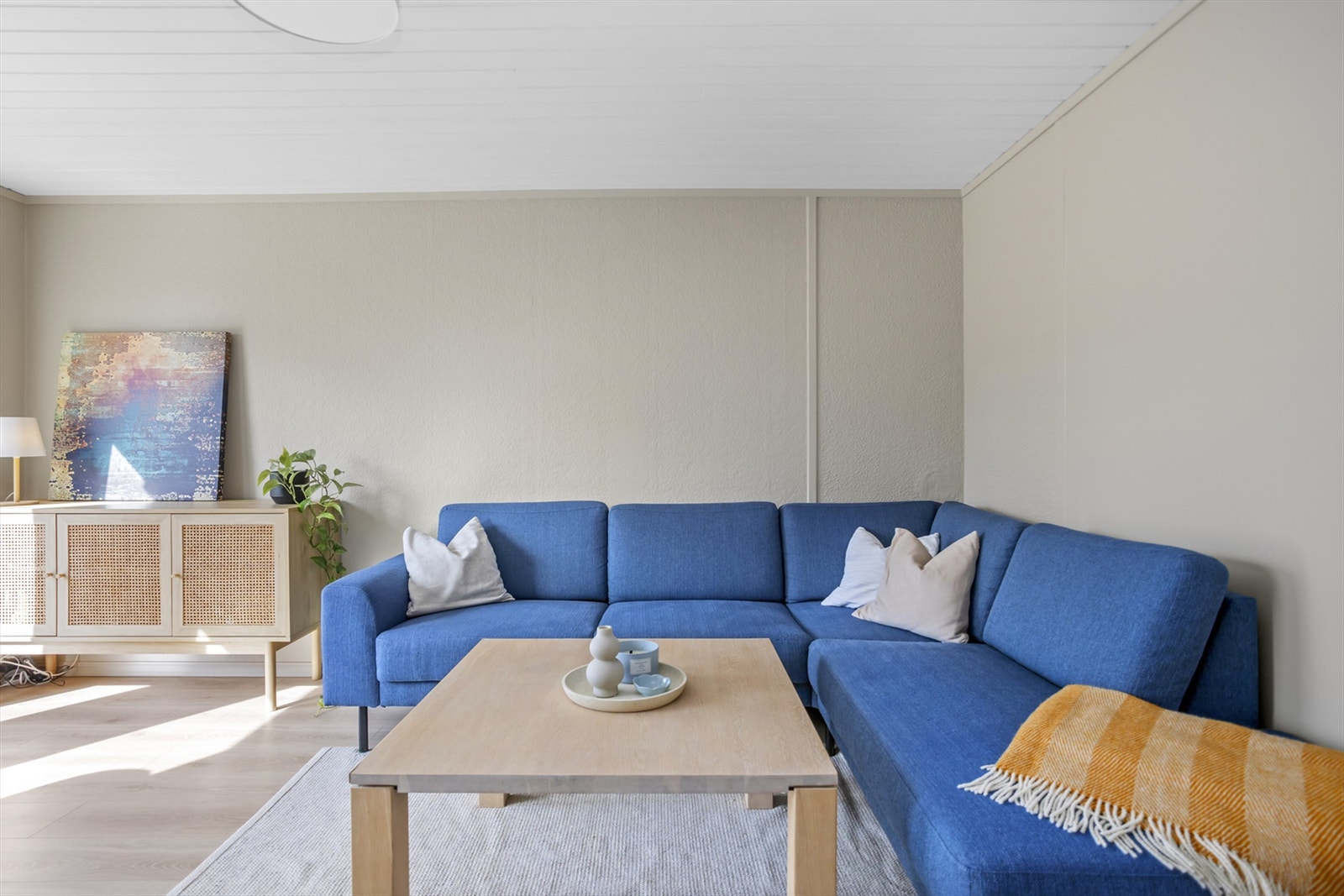Stuen har god plass til en sofagruppe. Galleribilde