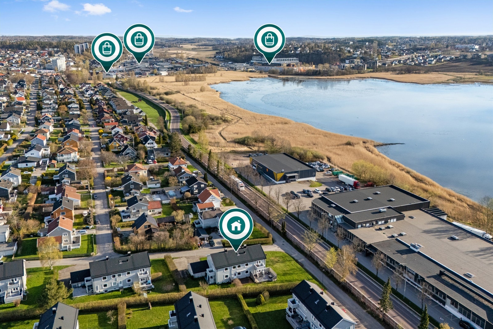 Dagligvarebutikker som Coop Extra og Rema 1000 ligger innen 10-11 minutters gange. Galleribilde