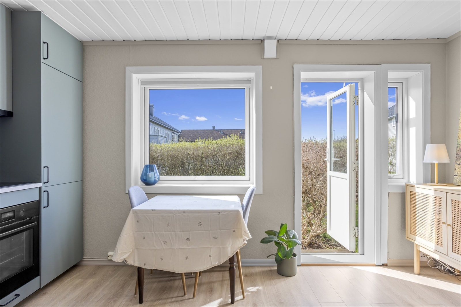 Ved vinduet er det en naturlig plass for spisebord. Vinduer og terrassedør er fra 2014. Galleribilde