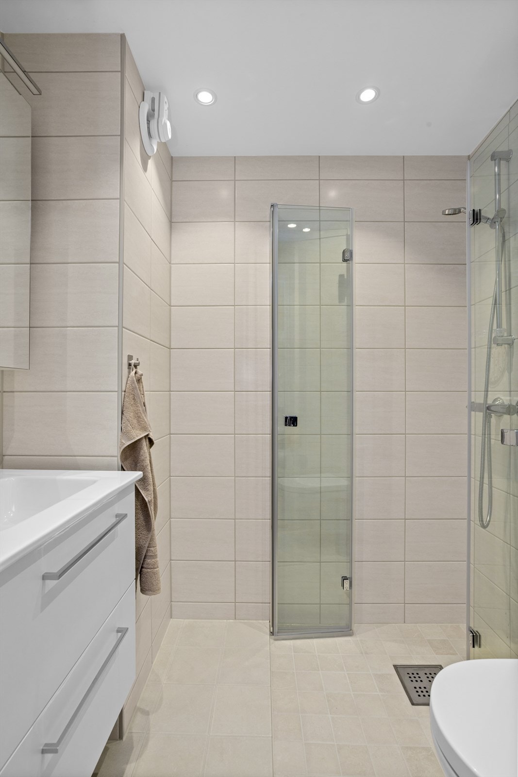 Badet ble totaloppgradert i 2024 i regi av borettslaget, med nye fliser, gulvvarme og VVS-installasjoner. Galleribilde