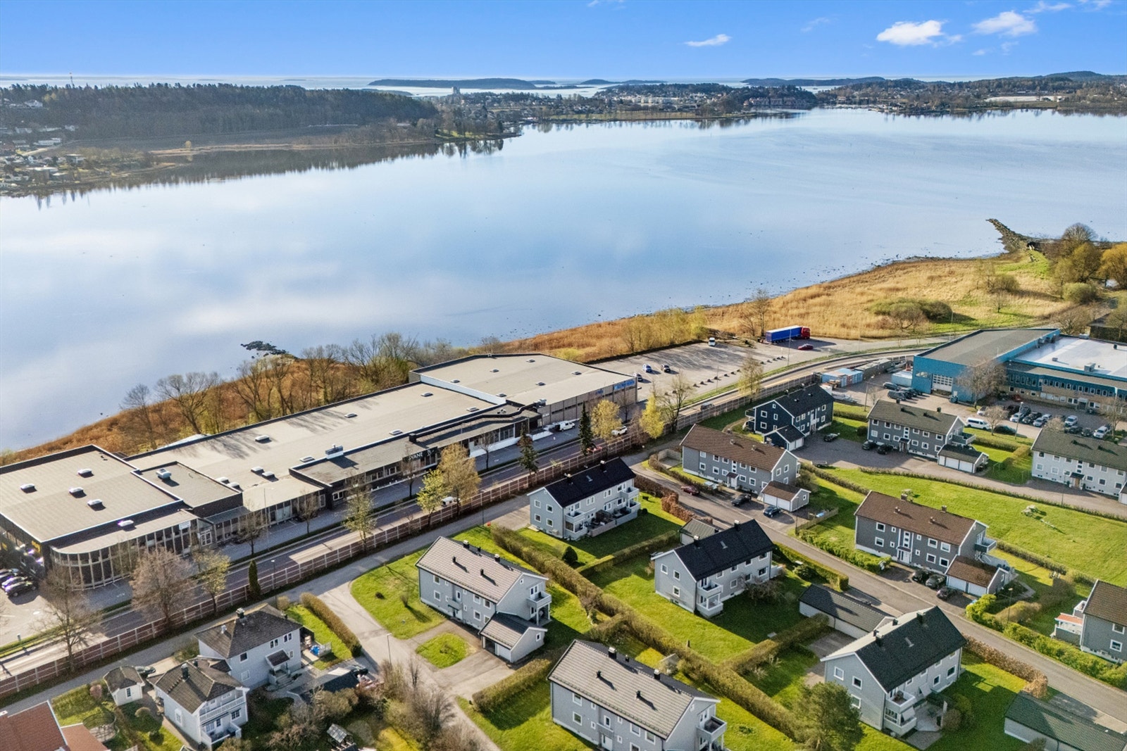 Området byr på fine turmuligheter og kort vei til servicetilbud. Galleribilde