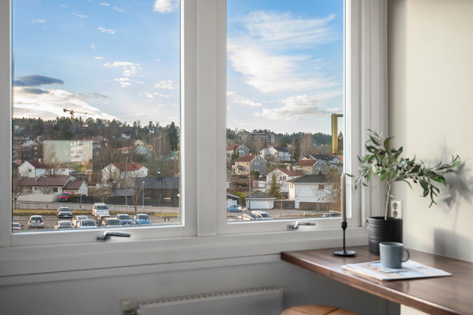 Sjarmerende barløsning ved enden av kjøkkenbenken der man kan nyte morgenkaffen. Galleribilde