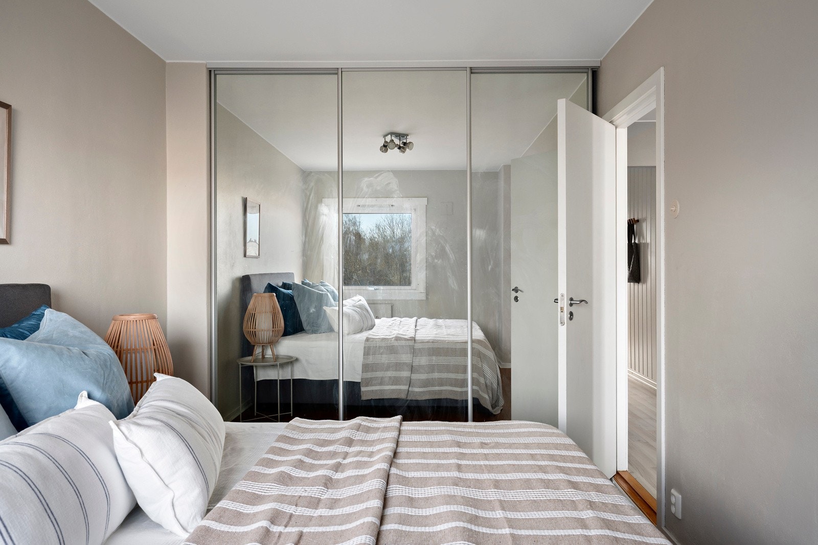 Stor skyvedørsgarderobe med speilfronter. Her er det rikelig med oppbevaringsplass. Galleribilde