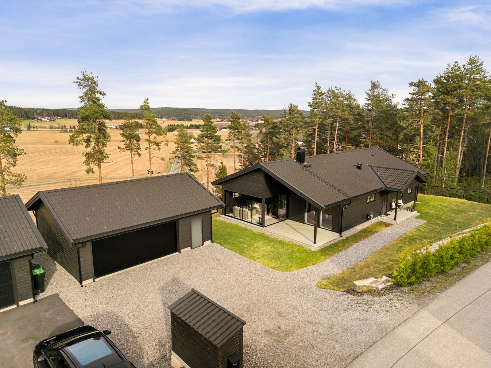 Vestrengåsen 7 ligger i et veletablert og barnevennlig boligområde på Moe i Aurskog-Høland omgitt av rolige omgivelser, godt naboskap og nærhet til naturen. Galleribilde