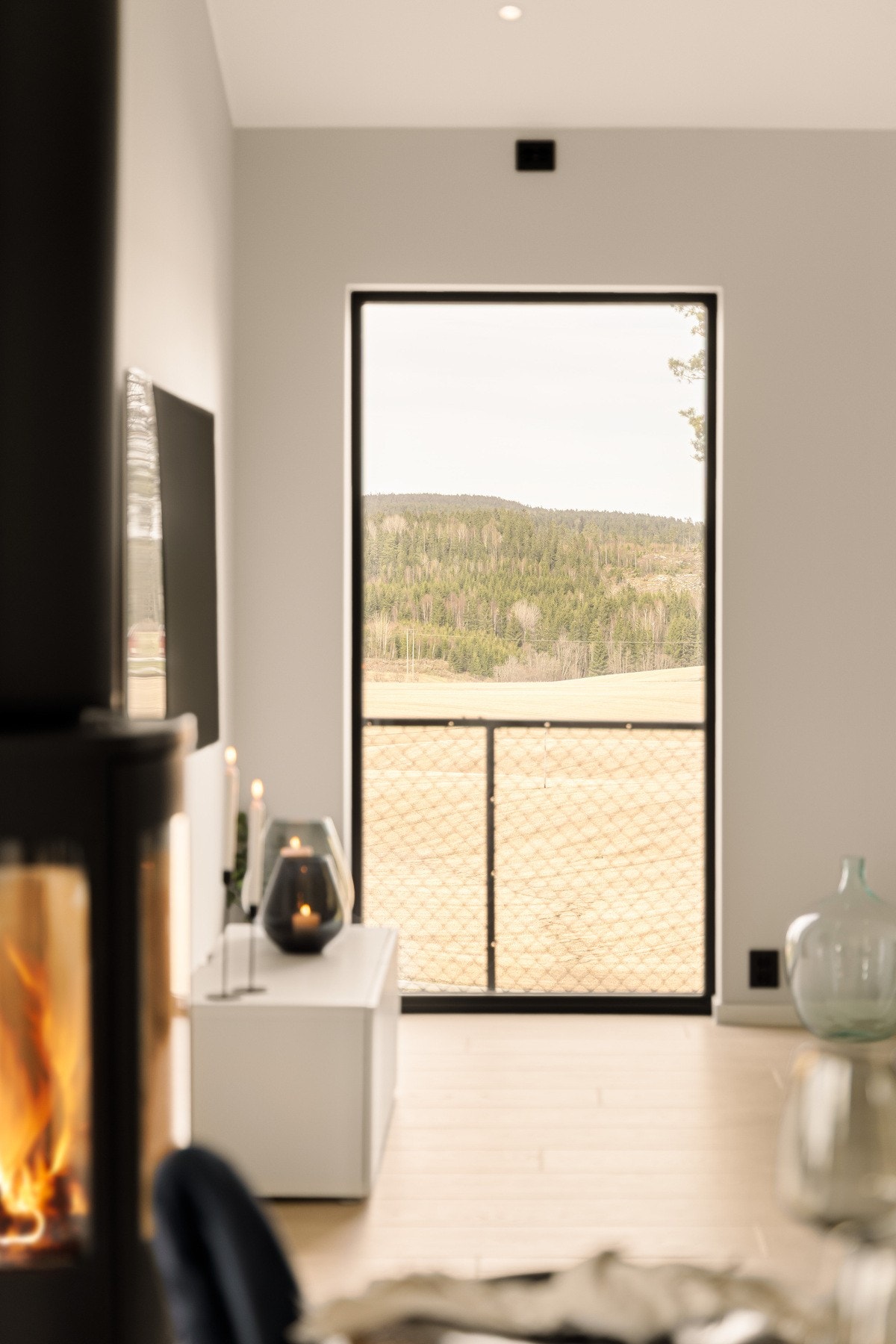 Store vindusflater sørger for rikelig med naturlig lysinnslipp, som sammen med downlights i himlingen gir et behagelig og moderne lysbilde gjennom hele døgnet. Galleribilde