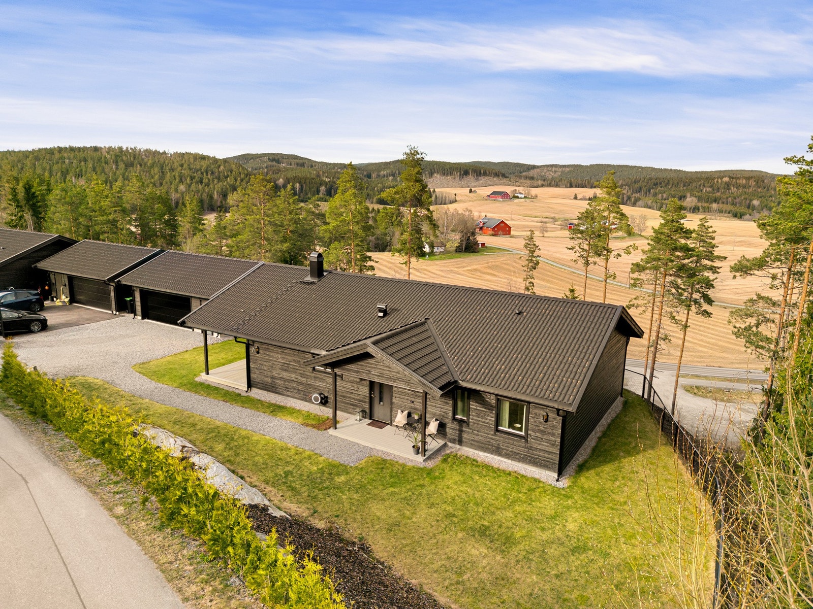 Her bor du skjermet og fredelig, samtidig som du har et levende lokalmiljø med sosiale møteplasser og aktiviteter for både små og store. Galleribilde