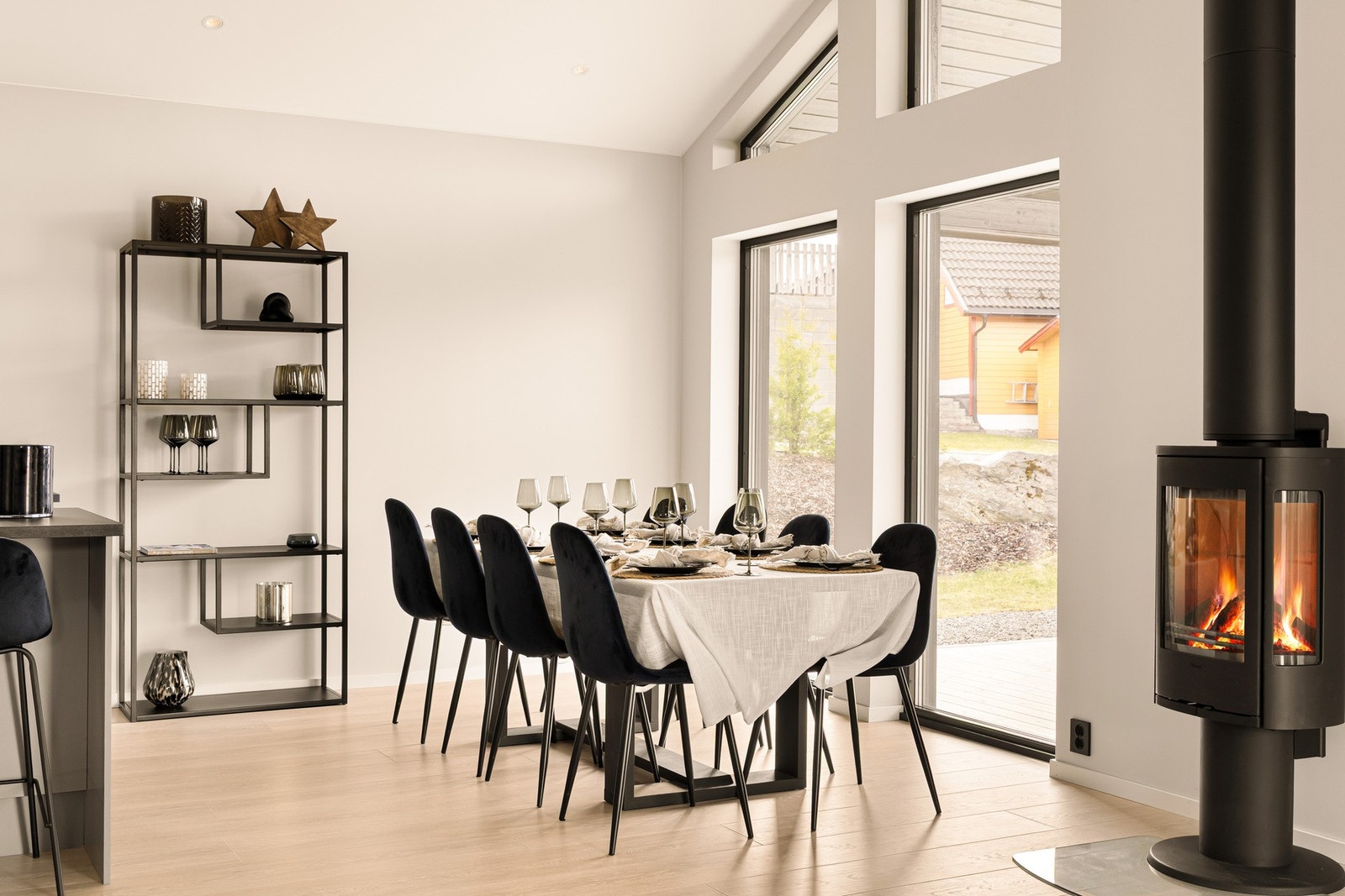 Gulvet er belagt med lyst og slitesterkt laminat som binder rommet fint sammen. Galleribilde
