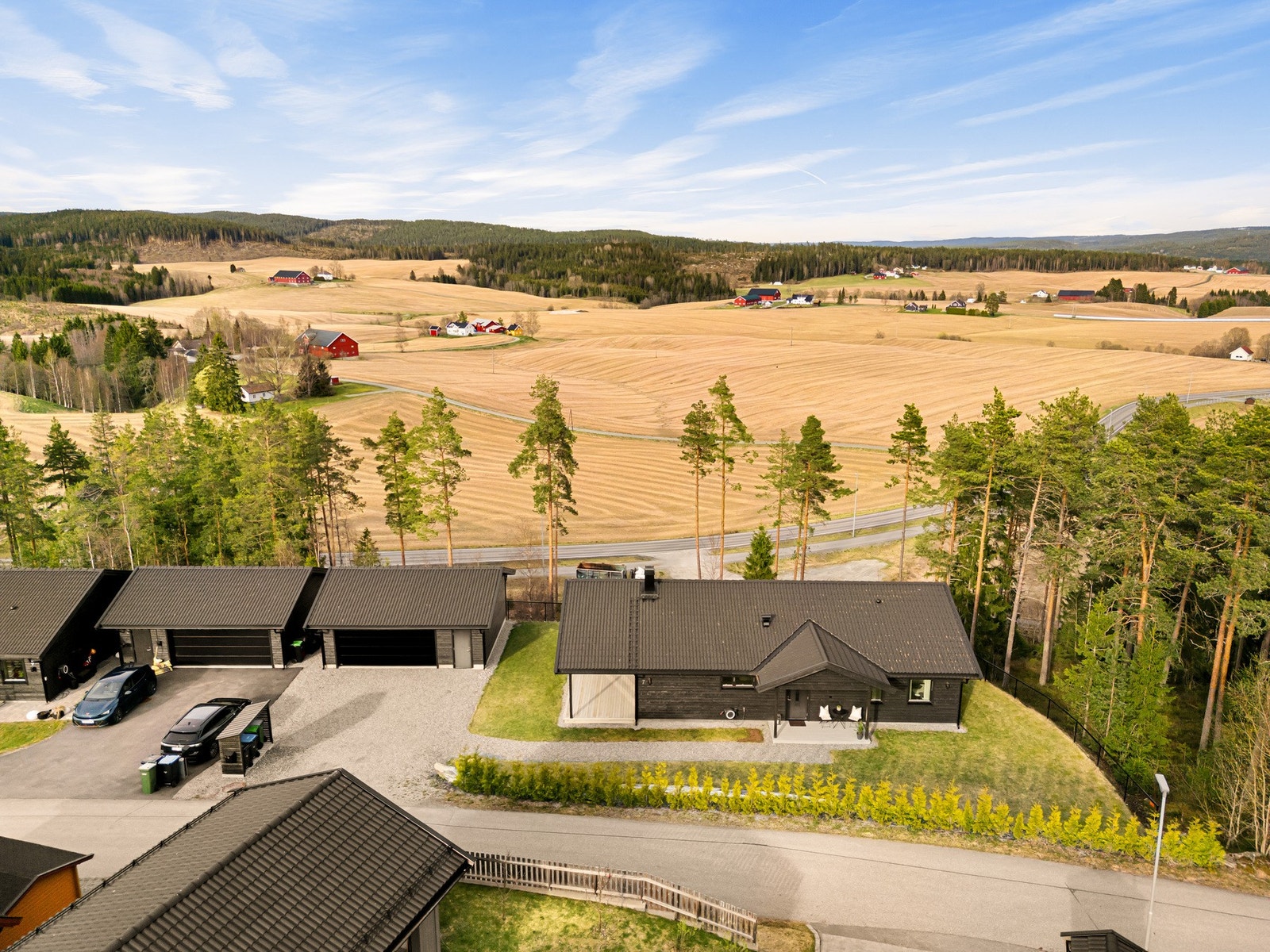 Eiendommen ligger kun ca. 4 km fra Løken sentrum, hvor du finner et koselig handelssentrum med det du trenger i hverdagen. Galleribilde