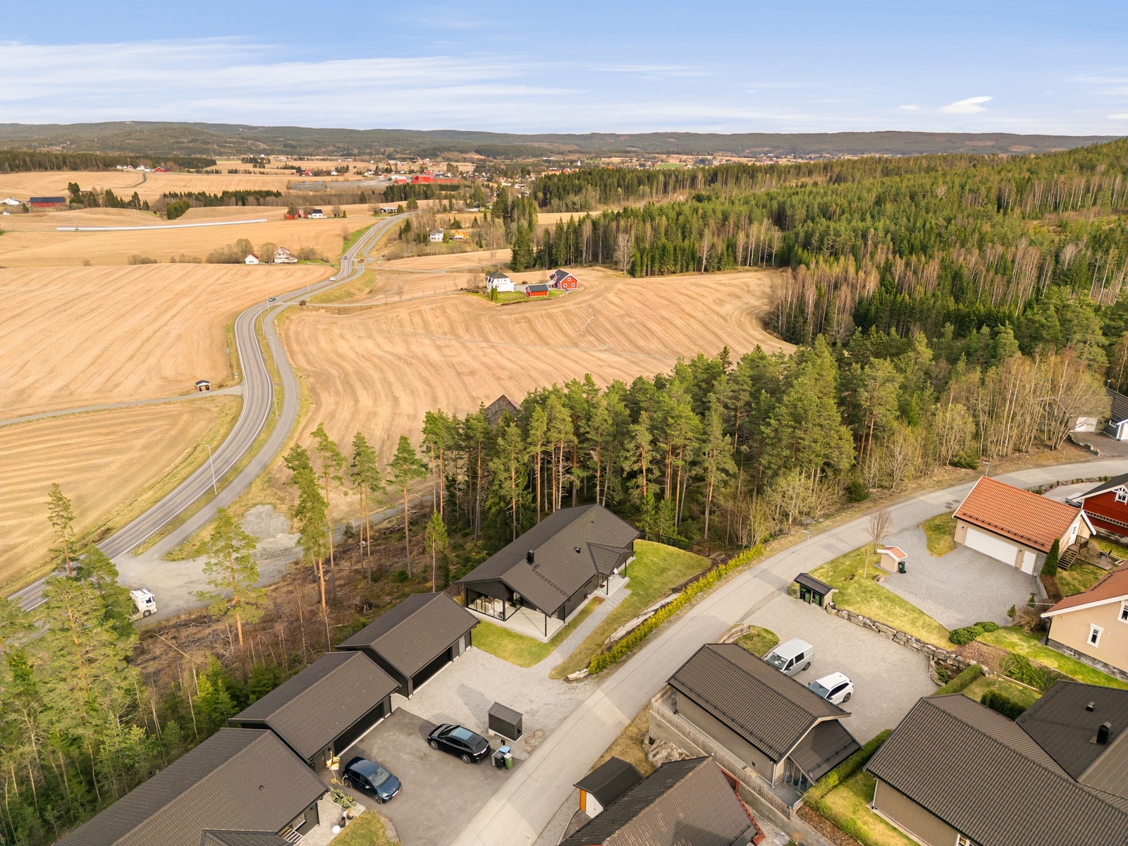 Dette er en attraktiv beliggenhet for deg som ønsker å bo i rolige og trygge omgivelser med naturen tett på, samtidig som du har kort vei til det meste av servicetilbud og et aktivt lokalmiljø. Galleribilde