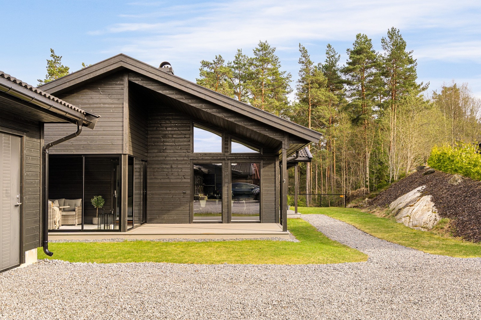 Hekk og variert beplantning rammer inn eiendommen på en fin måte og skaper en lun og hyggelig atmosfære gjennom hele sesongen. Galleribilde