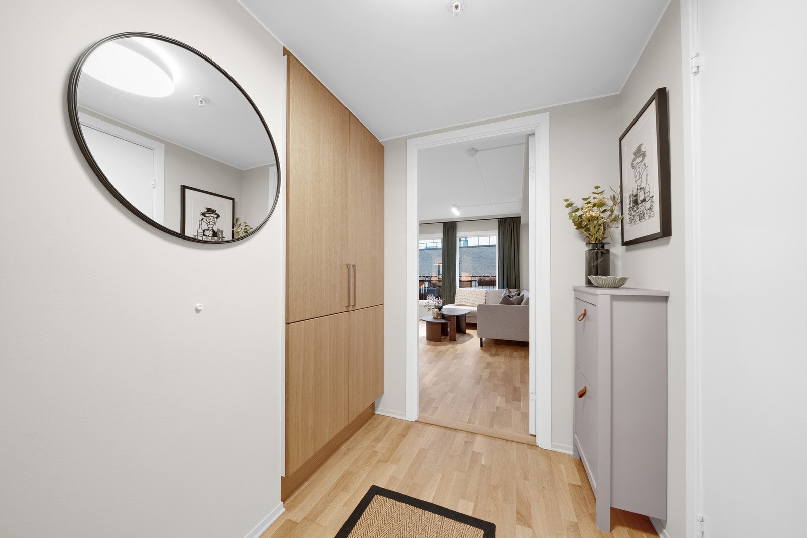 Entré med god oppbevaringsplass i garderobeskap med glatte fronter. Galleribilde