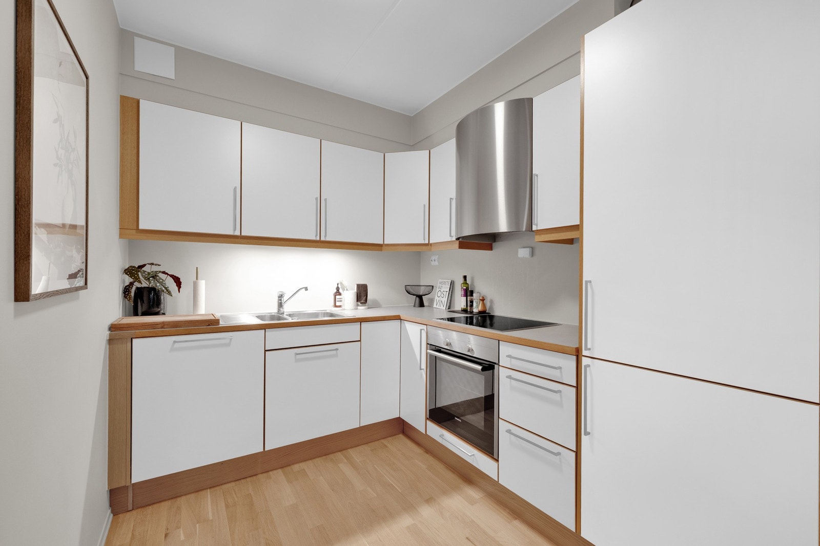 Kjøkkenet har keramisk platetopp, stekeovn, oppvaskmaskin og et kombi kjøl/fryseskap. Downlights under overskap. Galleribilde